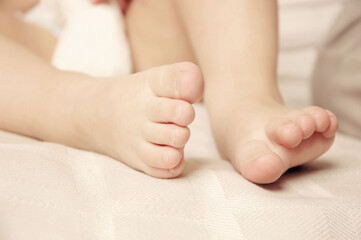 Obraz na płótnie Canvas Baby feet detail at bedroom