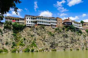 Obraz premium It's Hotel and restaurant on the hill over the river Mthari in Tbilisi