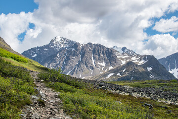 A view from the trail towards the majestic Cantata Peak