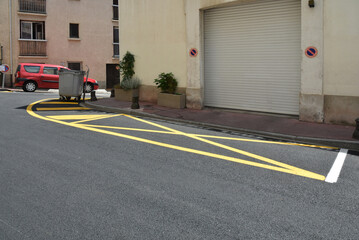 Dans la rue :  zone de stationnement interdit dans une rue de Narbonne, Aude, Languedoc, Occitanie.