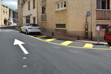 Dans la rue :  sens unique et zone de stationnement interdit dans une rue de Narbonne, Aude, Languedoc, Occitanie.