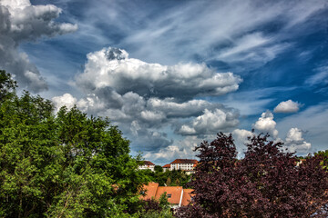 Wolken &uuml;ber einer Stadt