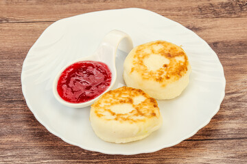 Cottage cheese pancakes with strawberry jam