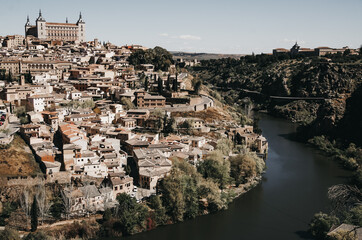 Fototapeta na wymiar Vistas de Toledo con sus casas, montañas, rio e iglesias