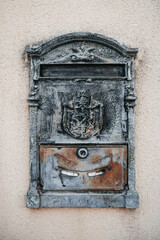 Viejo y desgastado buzón de correo