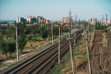 Obraz premium Railway with rails on the ground against the background of the city of Volgograd