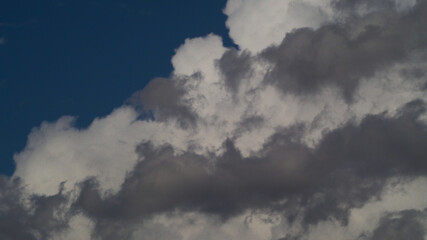 Paysage céleste, formé par des cumulonimbus dans un ciel de traîne.  Gouttes de pluie visibles