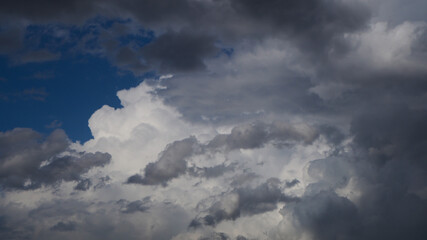Fototapeta na wymiar Paysage de cumulonimbus et autres petits cumulus