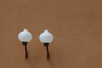 lampy na ścianie budynku © Sebastian Gacki