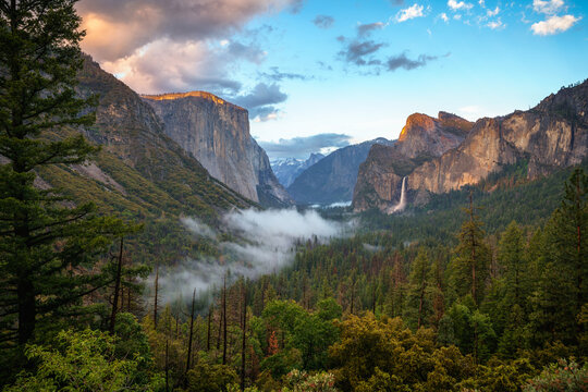 sunset at the tunnel view in yosemite national park in california, usa