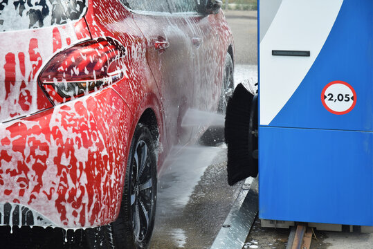 Voiture : lavage automatique au rouleaux.