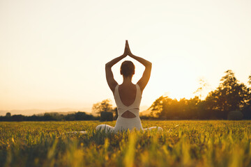 Fototapeta Young woman practicing yoga on nature. obraz