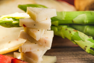 Käse mit Spargel