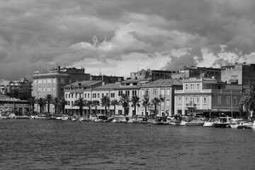 Budynki kolonialne na tle zachmurzonego nieba © Sebastian Gacki