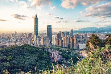 Fototapeta premium Miasto Tajpej widziane ze wzgórza o zachodzie słońca, Tajwan