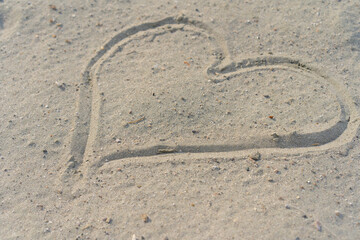 Fototapeta na wymiar The image of the heart in the sand