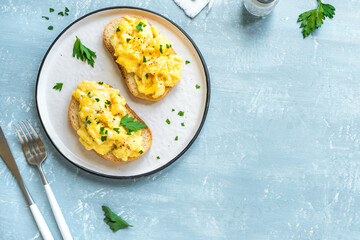 Scrambled Eggs Toasts