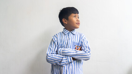 A KID WHO ARE THINKING OF SOMETHING AND GET IDEAS