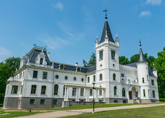 Fototapeta premium Zamek Stameriena we wschodniej Łotwie po przebudowie elewacji w 2019 r., Stary średniowieczny zamek na Łotwie