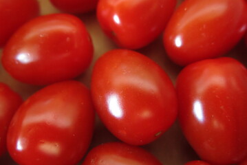 Tomates cerises bien rouges récoltées bien mur en pleine saison 