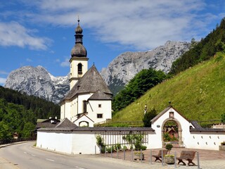 Fototapeta na wymiar Pfarrkirche St. Sebastian in Ramsau Berchtesgaden