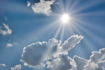 Promienie słoneczne na tle nieba - obrazy, fototapety, plakaty