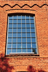 Okno w ceglanym murze