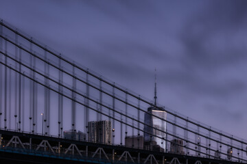 Obraz premium View on Financial district buildings with manhattan bridge at dawn