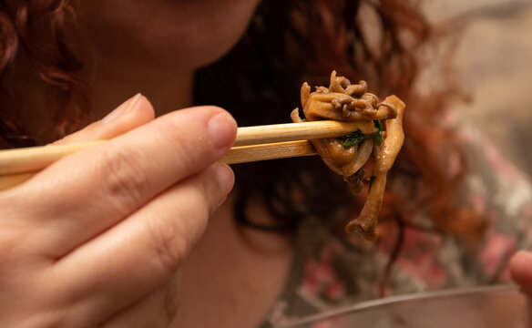 Shimeji in butter savored in chopsticks