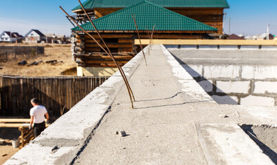 Embedded parts made of metal wire for fixing the roof. Seysmopoyas of concrete. Safe construction of the house is made of white autoclave-type aerated concrete blocks.