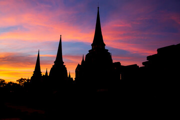Obraz premium Sunset at Three Chedi, Phra Nakhon Si Ayutthaya Historical Park, Thailand