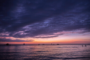 Sonnenuntergang, weißer Strandpfad, Insel Boracay, Philippinen.