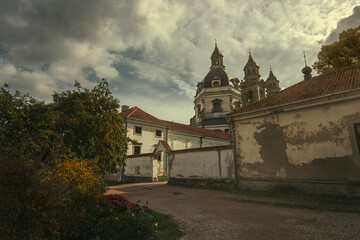 Obraz premium Pažaislis Monastery and the Church of the Visitation in Kaunas, Lithuania, a site of Catholic pilgrimage.
