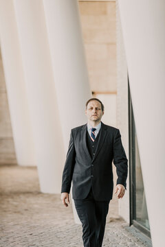 Europe, Germany, Hamburg, Hafencity, Businessman in public