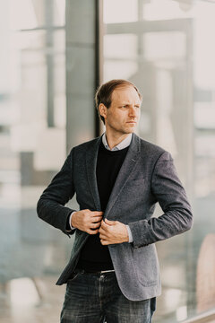 Europe, Germany, Hamburg, Hafencity, Businessman in public