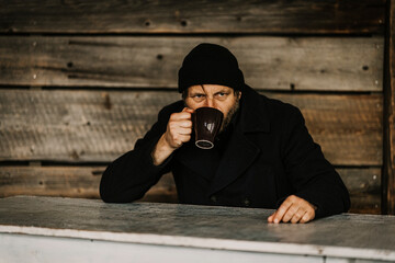 Europe, Germany, Hamburg, Hafencity, Seemann trinkt kaffee.