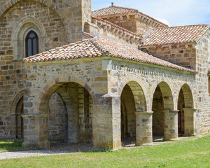 Obraz premium Vista parcial de la Colegiata de San Salvador de Cantamuda, en la provincia de Palencia. Castilla y León. España