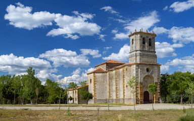 Vista de la ermita de La Blanca bajo un cielo azul con nubes blancas, cerca de la población de...