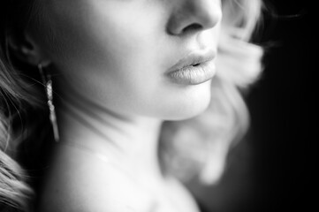 Obraz premium Close up monochrome portrait of curly blond charming woman with cool lips.