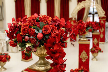 Fototapeta na wymiar red flowers in a pot on a pedestal