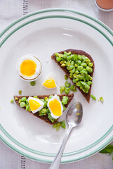 Bruschetta with green peas, mint and egg