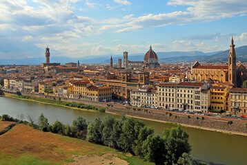 Fototapeta na wymiar city of Florence with the historic buildings and the Arno river