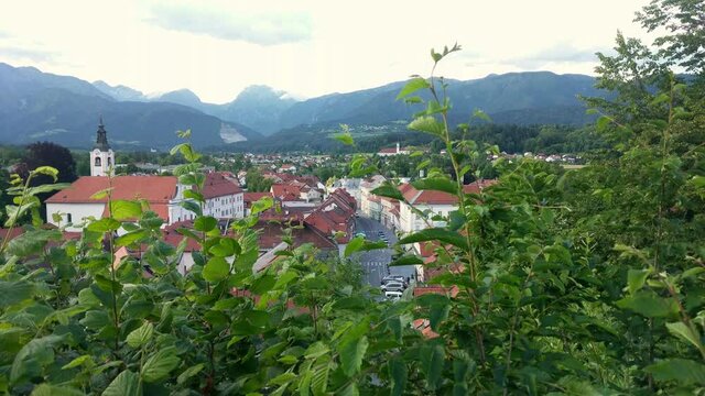 Reveal of the idillyc town under the mountains