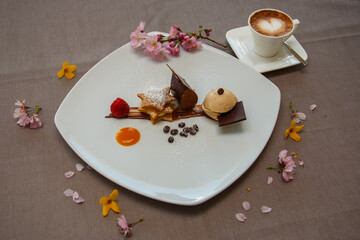 Süßer Nachtisch mit Schokolade und Himbeeren