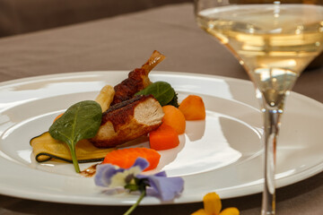 Hauptspeise mit Fleisch und Gemüse