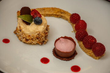 Süßer Nachtisch mit Schokolade und Himbeeren