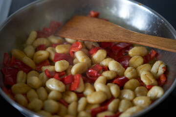 roasting and cooking gnochi with paprika in the steel pan using roasting-wender germany