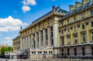 It's Parisian building