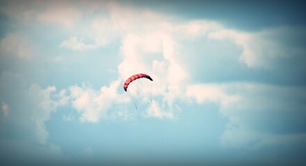 Fototapeta spadochron szybujący między chmurami obraz