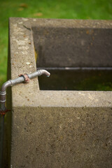 alter wasserhahn an Wasserbecken Friedhof
